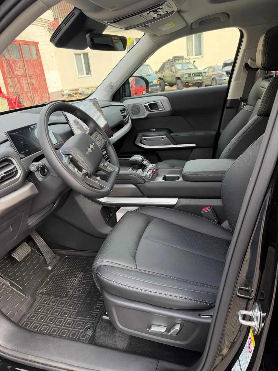 Место водителя BYD Leopard