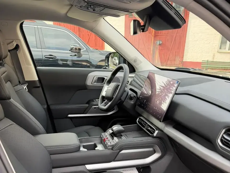 Интерьер BYD Leopard передняя часть