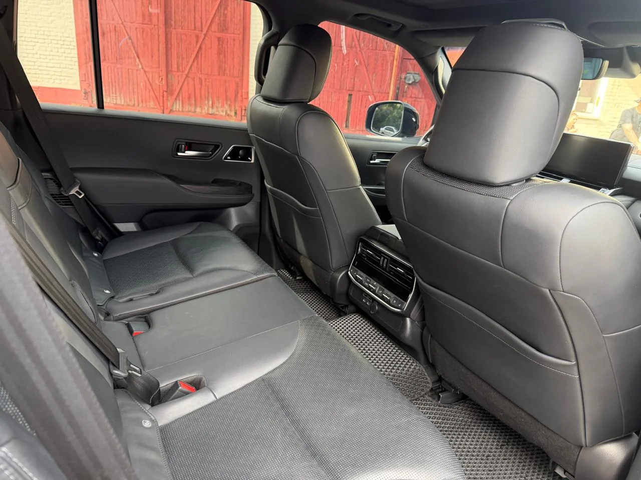 Задние сиденья Toyota Land Cruiser 300