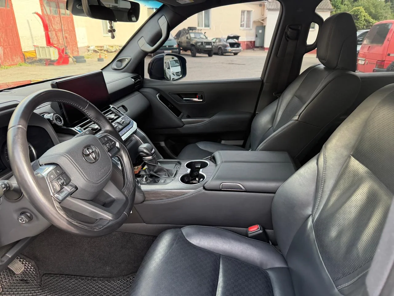 Место водителя Toyota Land Cruiser 300